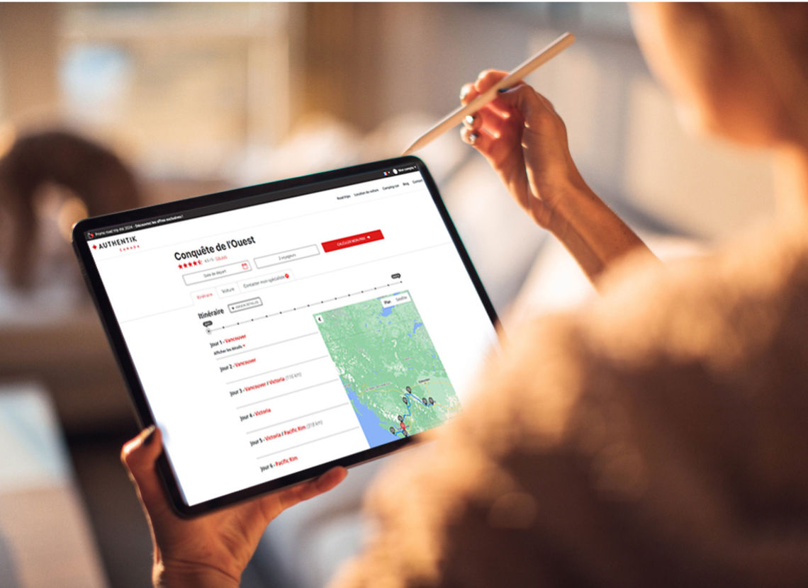 Personne en train de préparer son road trip sur tablette avec Authentik Canada