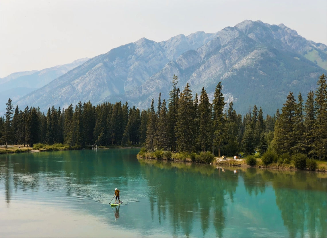 Personne faisant du paddle sur un lac de l'Ouest canadien