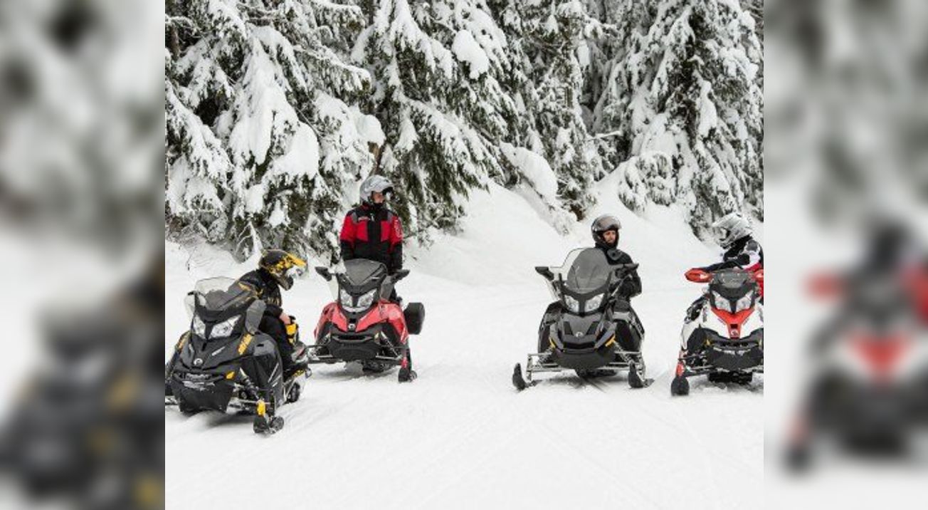 Randonnée en motoneige dans la Vallée-Bras-du-Nord