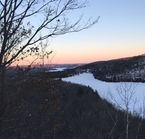 Motoneige au coucher du soleil