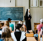 Les visiteurs s’installent comme des élèves dans la salle de classe du © Village Historique de Val-Jalbert
