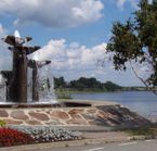 Fountain on the edge of Lake Osisko - © WikiCommons, Mathieu Pelletier