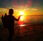 Balade sur la plage au coucher du soleil