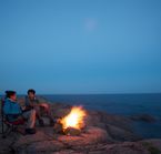 Feu de camp sur les rives du fleuve Saint-Laurent