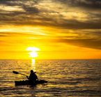 Kayak de mer au coucher de soleil