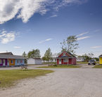 Exterior forecourt, les Maisonnettes des Îles ©