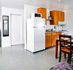 Kitchenette and dining room, les Maisonnettes des Îles ©