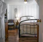 Comfort room - 1 queen bed