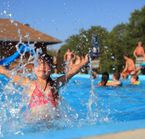 Enfant jouant dans la piscine du camping de Val-Jalbert