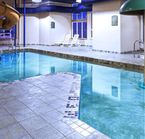 Piscine intérieure avec glissades d'eau