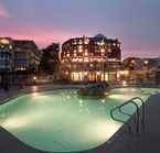 Oak Bay Beach Hotel en soirée