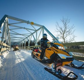 Journée ensoleillée en motoneige