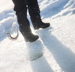 Plongez votre ligne dans un trou percé dans la glace