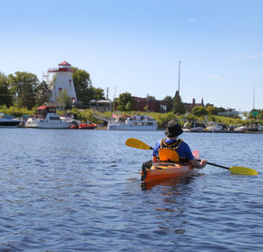 Kayak sur la rivière St-John, Fredericton, Nouveau-Brunswick