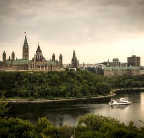 Le parlement d'Ottawa vu de Hull-Gatineau