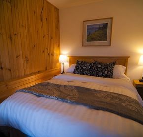 Room Queen bed
