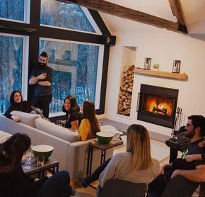 Salon avec foyer au bois