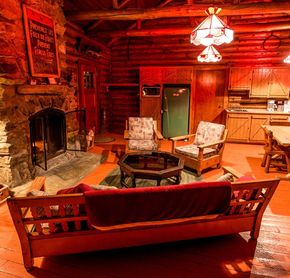 Salon avec foyer au bois