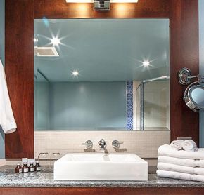 Peignoir et produits de bain
