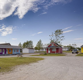 Exterior forecourt, les Maisonnettes des Îles ©