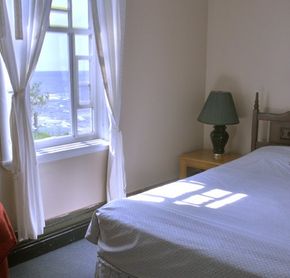 Auberge Manoir des Sapins - Chambre priv&eacute;e, lit queen et un lavabo