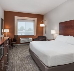 Room with 1 king bed