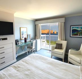 Chambre régulière vue sur le Rocher avec un lit queen