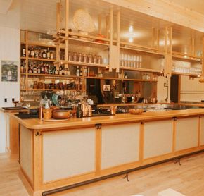 Bar, restaurant