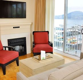 Arms Luxury Lakeview Suite