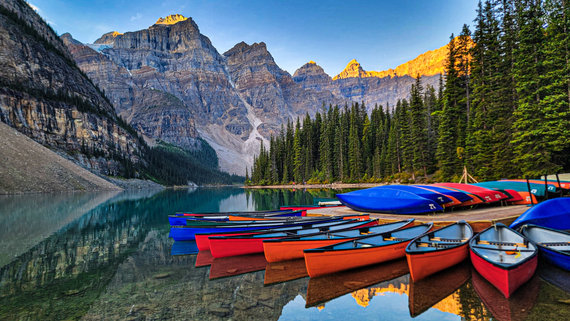 Canoés sur un lac entouré de montagnes dans l'Ouest du Canada