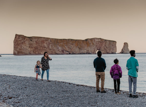 Famille sur une plage en Gaspésie