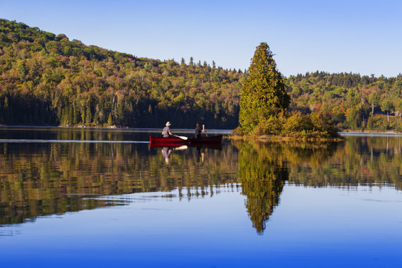 Faire du canoé sur les lacs canadiens