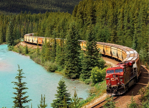 Train traversant les Rocheuses canadiennes