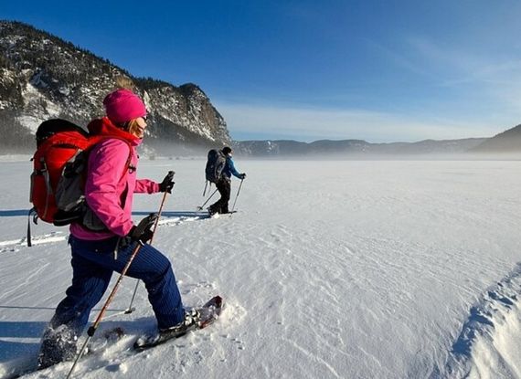 Deux randonneurs en raquette dans le parc national du fjord du Saguenay