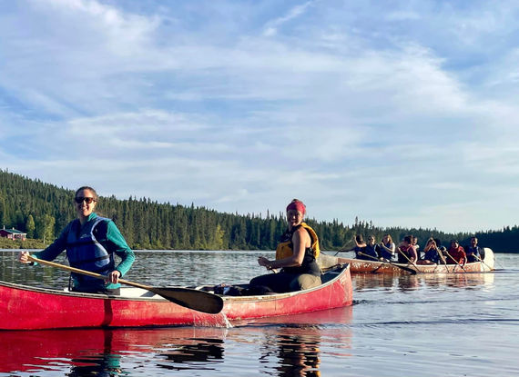 Groupe d'amis en train de faire du canot au Québec