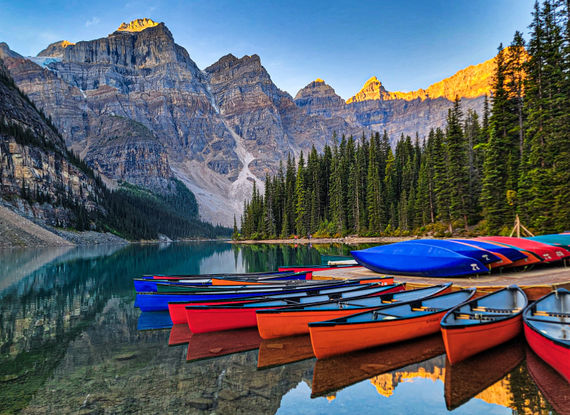 Canoés sur un lac entouré de montagnes dans l'Ouest du Canada