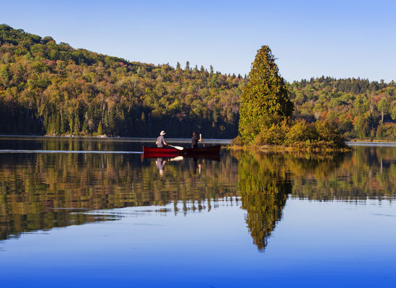 Faire du canoé sur les lacs canadiens