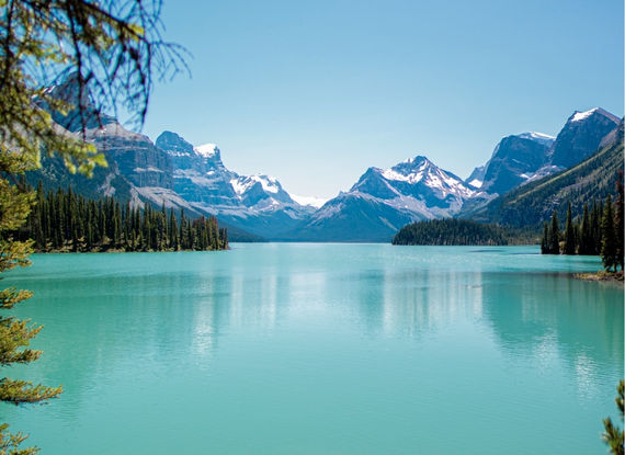 Lac entouré de montagnes dans l'Ouest canadien 