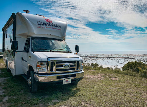 Camping-car garé au bord d'un lac lors d'un road trip au Canada