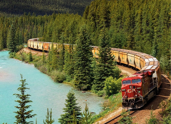 Train traversant les Rocheuses canadiennes