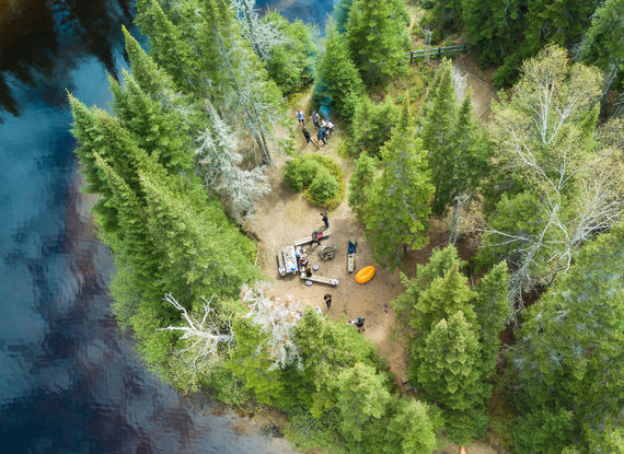 Camper au Québec au milieu de la forêt