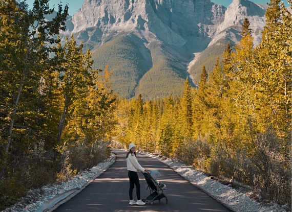 Famille en randonnée dans l'Ouest canadien