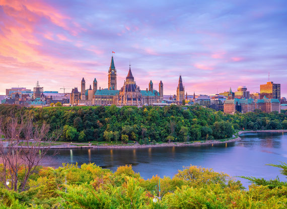 Ville canadienne au coucher du soleil
