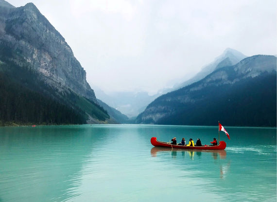 Faire du canot sur les lacs de l'Ouest canadien