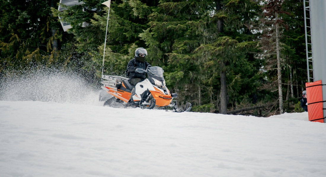 excursion motoneige canada Motoneige sur une piste à Whistler