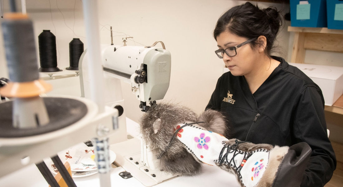 Vivez l'expérience Atikuss Artisante en train de confectionner des chaussures