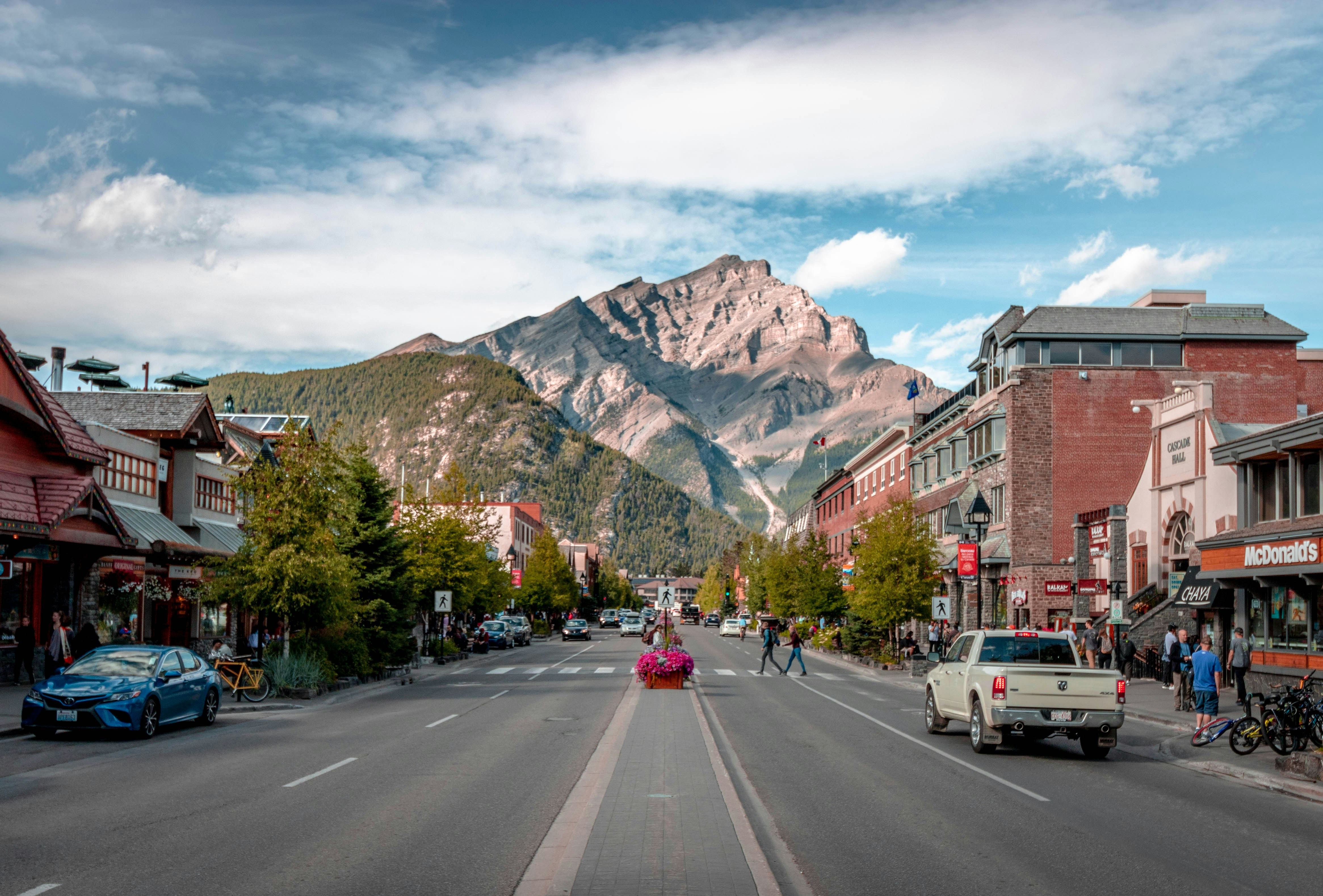 Vue de la rue principale du village de Banff nuParc national Banff