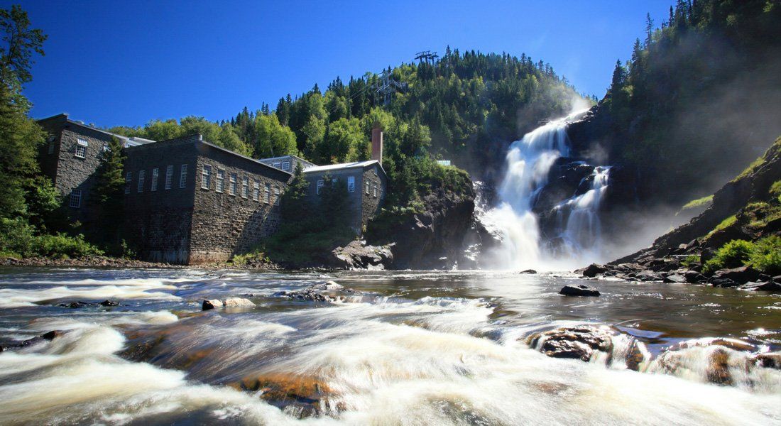La chute Ouiatchouan à Val Jalbert au Québec