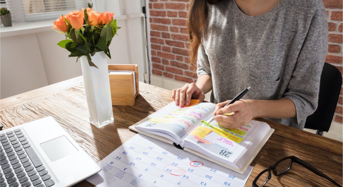 demande AVE canada en ligne Jeune femme préparant sa demande d'Ave