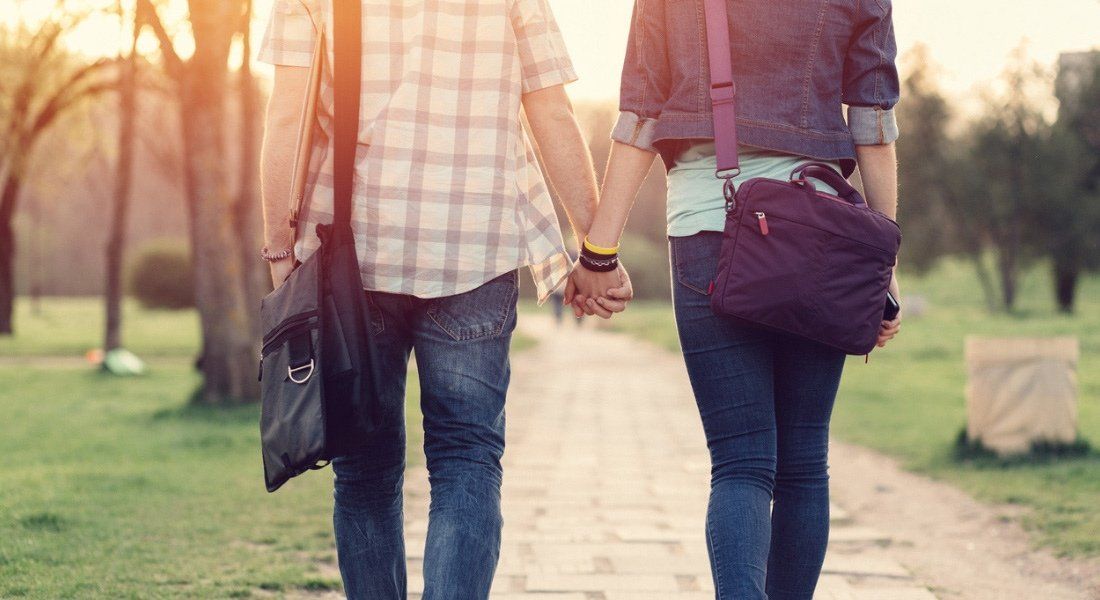 Un petit ami est un chum, et une petite amie est une blonde